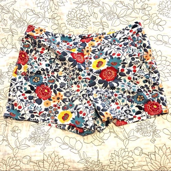 LOFT Pants - 🌸🌼EUC 12 LOFT Floral Shorts with Ruffled Pockets